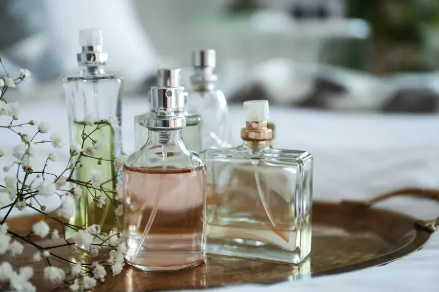 استكشاف عالم العطور: بين الشرق والغرب