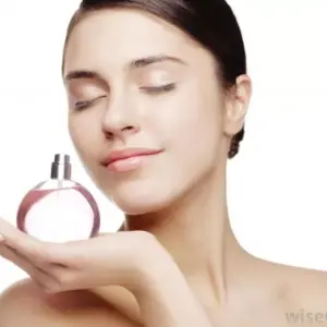 لماذا ترتبط العطور بشخصيتنا وما هى اسباب تغير رائحه العطر من شخص لاخر وحقيقة وجود تاريخ صلاحية للعطر والعوامل تكشف لك انتهاء تاريخ صلاحية العطر وكيف نحافظ عليه اطول فترة ممكنة ؟