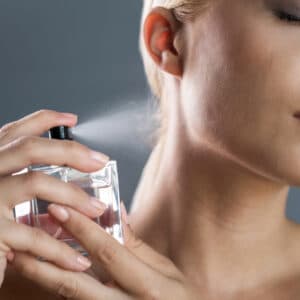 هل عطور المرأة من الزنا وحرام؟هل يجوز للمرأة وضع العطر؟حكم تطيب المرأة أمام محارمها في الإسلام ؟