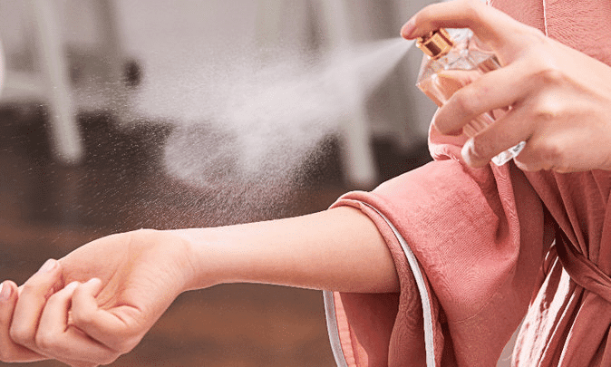 نصائح كيفيه اختيار عطر يناسب شخصيتك؟ اختيارك للعطر المناسب يعتبر خطوة مهمة في بناء هويتك العطرية والتي تبرز جاذبيتك وتعزز ثقتك استكشفى معانا