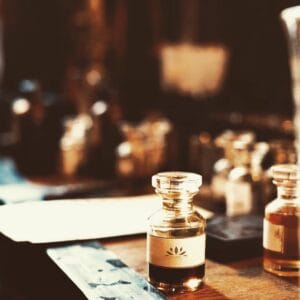 اكتشف روائح الأناقة: وأفضل ماركات العطور الخليجية