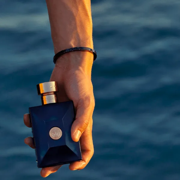 اكتشف الأناقة والجاذبية مع عطر فيرساتشي ديلوكسي لايت بلو هوم