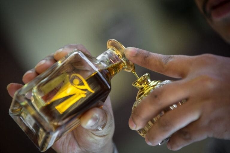 ما هى افضل انواع العود للرجال لاطلاله جذابه ومميزه؟ وما هى المعلومات الكافيه عن الاعود فى التراث العربى؟