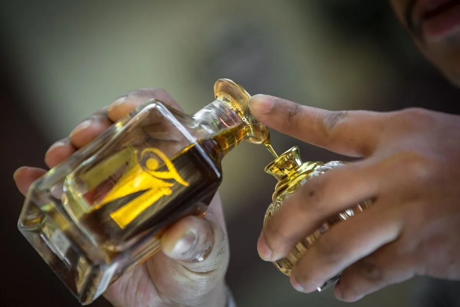 ما هى افضل انواع العود للرجال لاطلاله جذابه ومميزه؟ وما هى المعلومات الكافيه عن الاعود فى التراث العربى؟